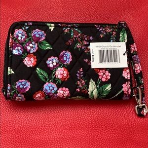 Verá Bradley RFID Grab & Go Wristlet/ WinterBerry